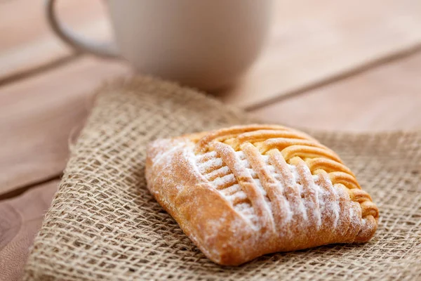 Bolo Com Queijo Cottage Tela Uma Mesa Madeira — Fotografia de Stock