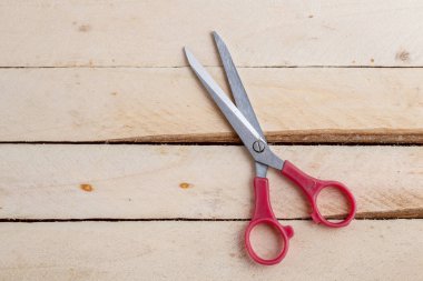 Vintage makaslar ahşap arka plan. Metin için yer ile Üstten Görünüm.