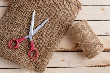 Vintage makaslar ahşap arka plan. Metin için yer ile Üstten Görünüm.