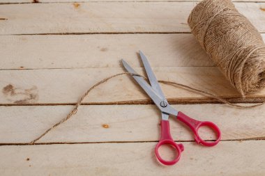 Vintage makaslar ahşap arka plan. Metin için yer ile Üstten Görünüm.