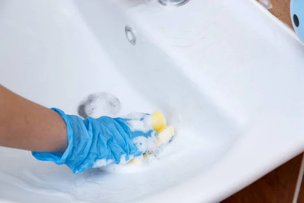 Kadınların Mavi Eldivenli Elleri Ile Özel Bir Lavabo Lavabo Temiz — Stok fotoğraf