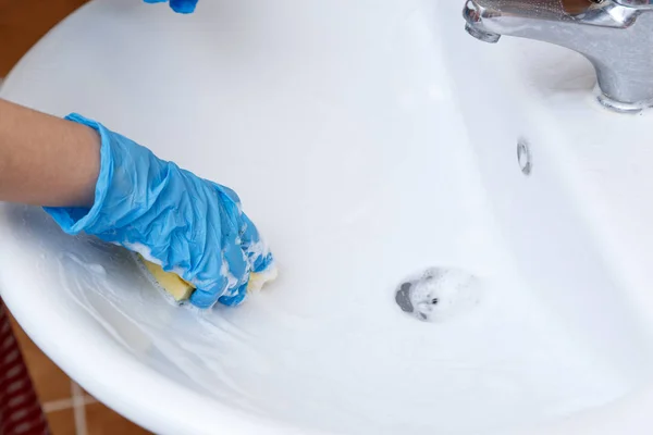 Las Manos Con Guantes Azules Las Mujeres Lavan Fregadero Con —  Fotos de Stock