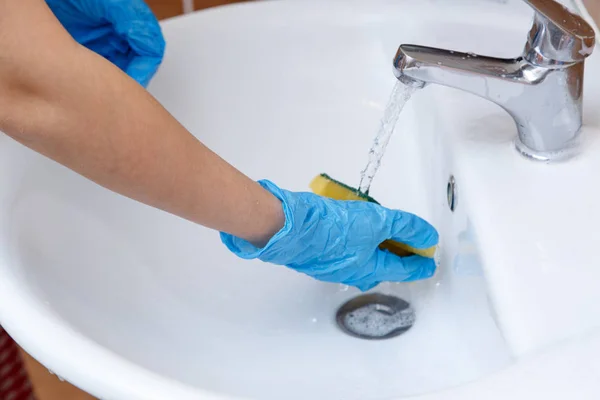 Las Manos Con Guantes Azules Las Mujeres Lavan Fregadero Con —  Fotos de Stock