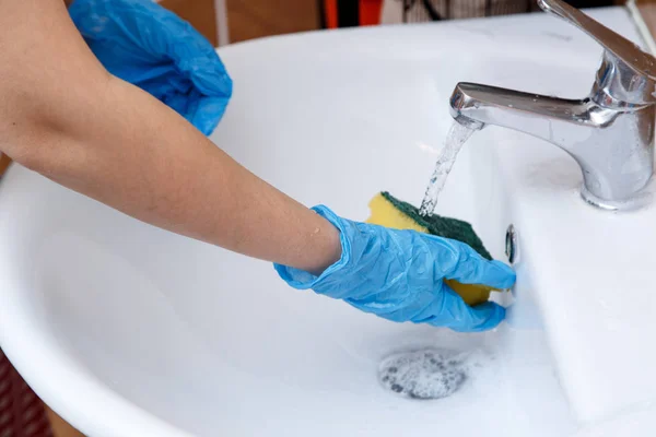 Las Manos Con Guantes Azules Las Mujeres Lavan Fregadero Con —  Fotos de Stock