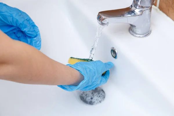 Las Manos Con Guantes Azules Las Mujeres Lavan Fregadero Con —  Fotos de Stock