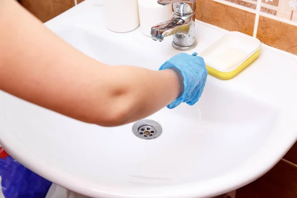 Las Manos Con Guantes Azules Las Mujeres Lavan Fregadero Con —  Fotos de Stock