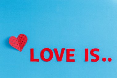 Hediyelik kutu bir kalp ile mavi bir arka plan üzerinde bir şerit şeklinde. Aşk hikayeleri, doğum günü ve Sevgililer günü için uygun bir kavramdır