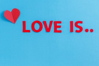 Hediyelik kutu bir kalp ile mavi bir arka plan üzerinde bir şerit şeklinde. Aşk hikayeleri, doğum günü ve Sevgililer günü için uygun bir kavramdır