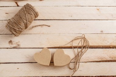 Ahşap arka plan olarak el yapımı karton kalpler. Kavramı için aşk hikayeleri ve Sevgililer günü için uygundur