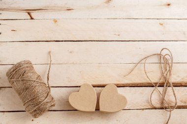 Ahşap arka plan olarak el yapımı karton kalpler. Kavramı için aşk hikayeleri ve Sevgililer günü için uygundur