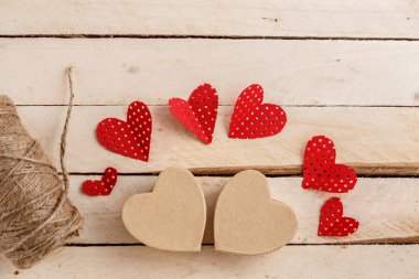 Ahşap arka plan olarak el yapımı karton kalpler. Kavramı için aşk hikayeleri ve Sevgililer günü için uygundur