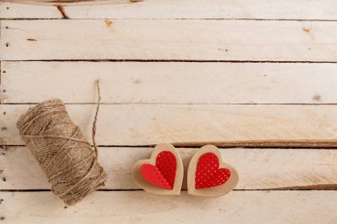 Ahşap arka plan olarak el yapımı karton kalpler. Kavramı için aşk hikayeleri ve Sevgililer günü için uygundur
