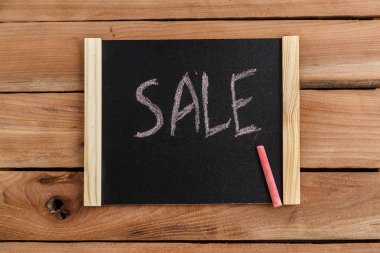 Bir ahşap çerçeve yazıt Satılık ahşap bir zemin üzerine siyah yönetim kurulu