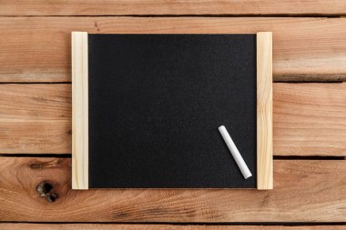 Ahşap çerçeve tebeşir ile ahşap arka plan üzerinde siyah yönetim kurulu