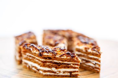 Dilim kek katmanları ahşap bir masa üzerinde tuval üzerine krema ile