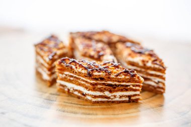 Dilim kek katmanları ahşap bir masa üzerinde tuval üzerine krema ile