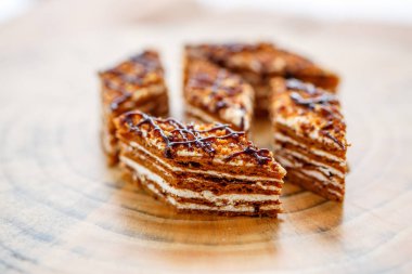 Dilim kek katmanları ahşap bir masa üzerinde tuval üzerine krema ile