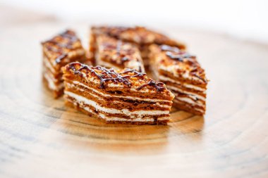 Dilim kek katmanları ahşap bir masa üzerinde tuval üzerine krema ile