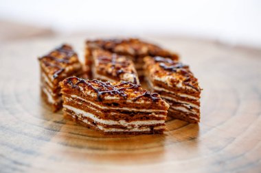 Dilim kek katmanları ahşap bir masa üzerinde tuval üzerine krema ile