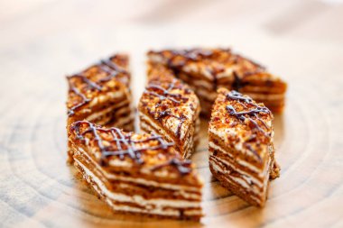 Dilim kek katmanları ahşap bir masa üzerinde tuval üzerine krema ile