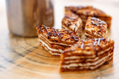 Dilim kek katmanları ahşap bir masa üzerinde tuval üzerine krema ile