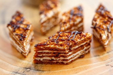 Dilim kek katmanları ahşap bir masa üzerinde tuval üzerine krema ile