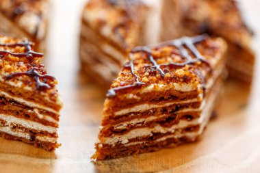 Dilim kek katmanları ahşap bir masa üzerinde tuval üzerine krema ile