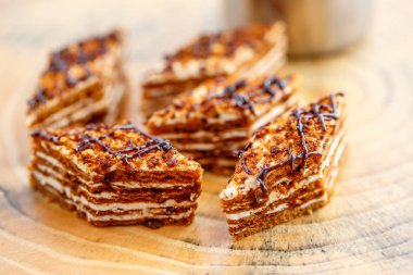 Dilim kek katmanları ahşap bir masa üzerinde tuval üzerine krema ile