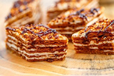 Dilim kek katmanları ahşap bir masa üzerinde tuval üzerine krema ile