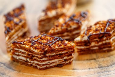 Dilim kek katmanları ahşap bir masa üzerinde tuval üzerine krema ile