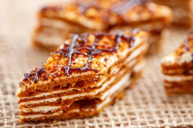 Dilim kek katmanları ahşap bir masa üzerinde tuval üzerine krema ile