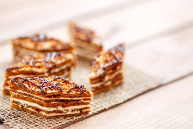 Dilim kek katmanları ahşap bir masa üzerinde tuval üzerine krema ile