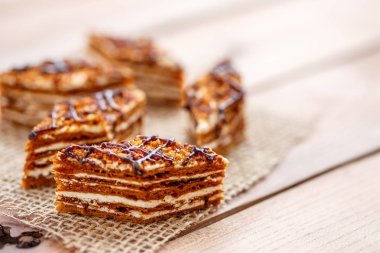 Dilim kek katmanları ahşap bir masa üzerinde tuval üzerine krema ile