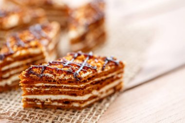 Dilim kek katmanları ahşap bir masa üzerinde tuval üzerine krema ile