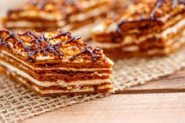 Dilim kek katmanları ahşap bir masa üzerinde tuval üzerine krema ile