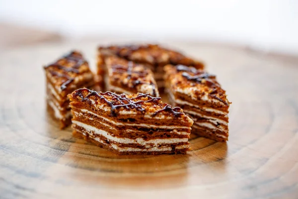 Pedaços Bolo Com Camadas Creme Tela Uma Mesa Madeira — Fotografia de Stock