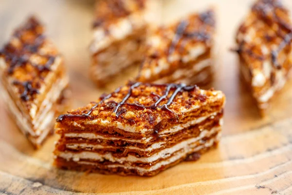 Kuchenstücke Mit Schichten Sahne Auf Der Leinwand Auf Einem Holztisch — Stockfoto