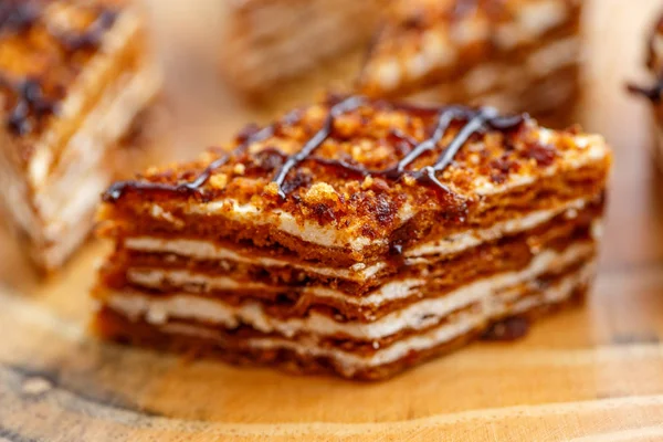 Kuchenstücke Mit Schichten Sahne Auf Der Leinwand Auf Einem Holztisch — Stockfoto