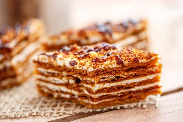 Kuchenstücke Mit Schichten Sahne Mit Einem Glas Tee Auf Einem — Stockfoto