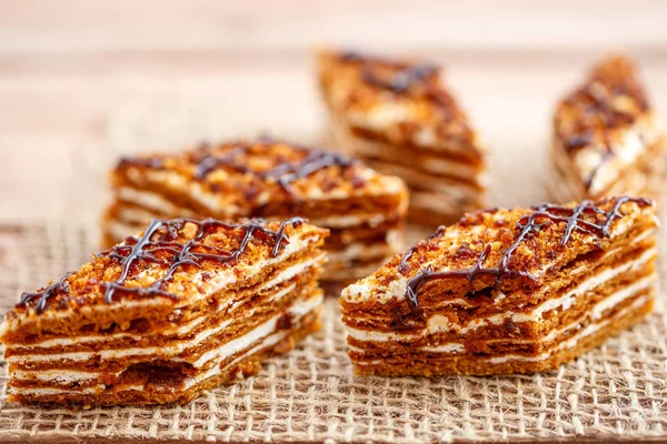 Pedaços Bolo Com Camadas Creme Tela Uma Mesa Madeira — Fotografia de Stock