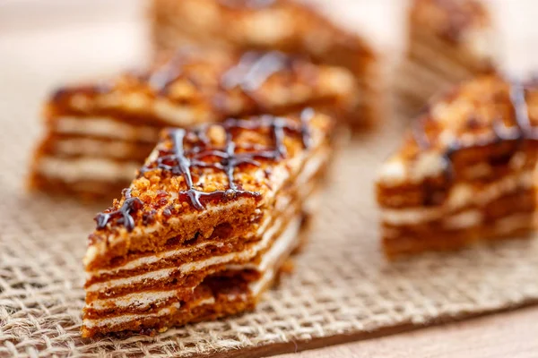 Kuchenstücke Mit Schichten Sahne Auf Der Leinwand Auf Einem Holztisch — Stockfoto