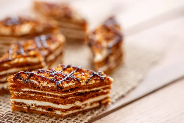 Kuchenstücke Mit Schichten Sahne Auf Der Leinwand Auf Einem Holztisch — Stockfoto