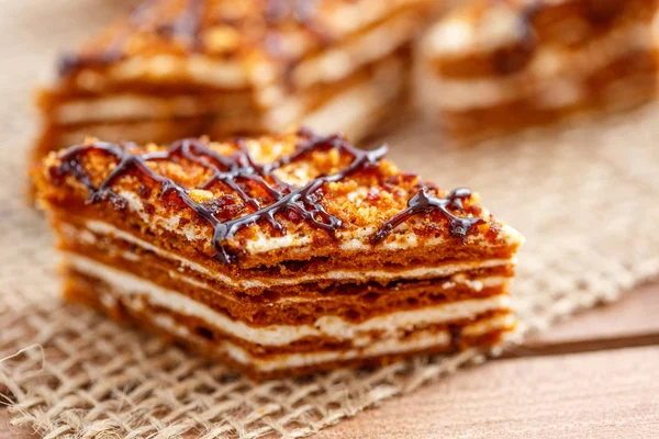 Kuchenstücke Mit Schichten Sahne Auf Der Leinwand Auf Einem Holztisch — Stockfoto