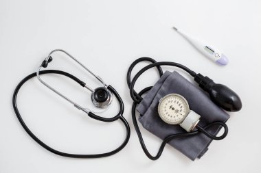Tıp için kavram. Vintage tonometer ve beyaz izole arka planda stetoskop. Yukarıdan görüntülemek