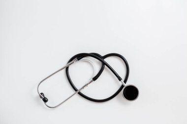 Tıp için kavram. Vintage tonometer ve beyaz izole arka planda stetoskop. Yukarıdan görüntülemek