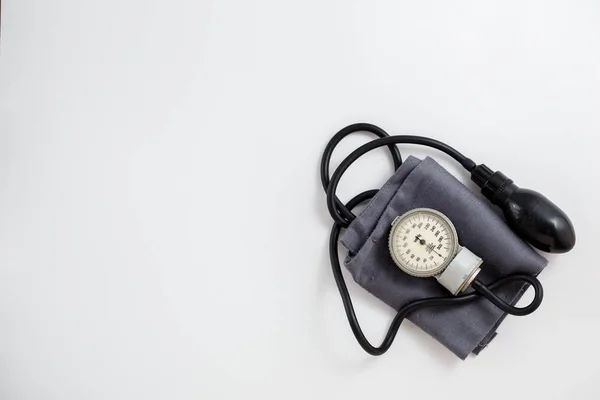 Konzept Für Die Medizin Vintage Tonometer Und Stethoskop Auf Weißem — Stockfoto