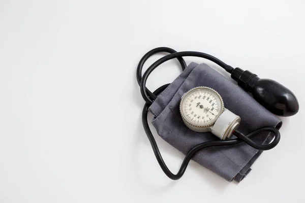 Konzept Für Die Medizin Vintage Tonometer Und Stethoskop Auf Weißem — Stockfoto