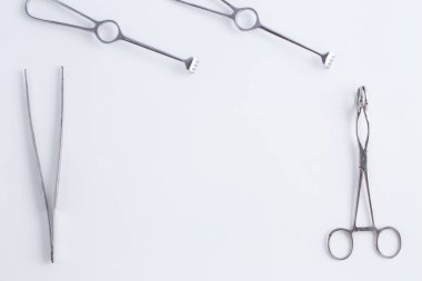 Tıp için kavram. Beyaz izole arka planda Vintage cerrahi aletler.