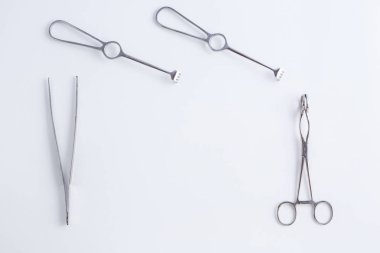 Tıp için kavram. Beyaz izole arka planda Vintage cerrahi aletler.