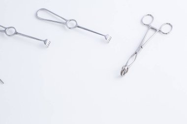 Tıp için kavram. Beyaz izole arka planda Vintage cerrahi aletler.